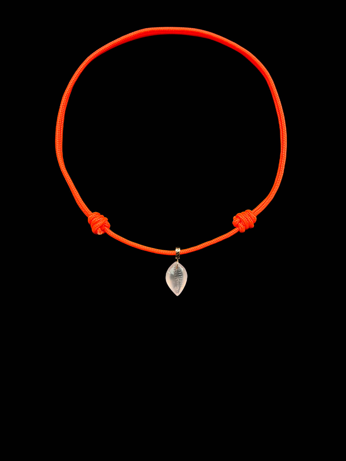 アクセサリー soirreo Petite Rose Quartz Carved Cowry Paracord Necklace – Dezso Sara Beltran