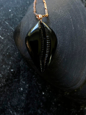 Grande Carved Cowry