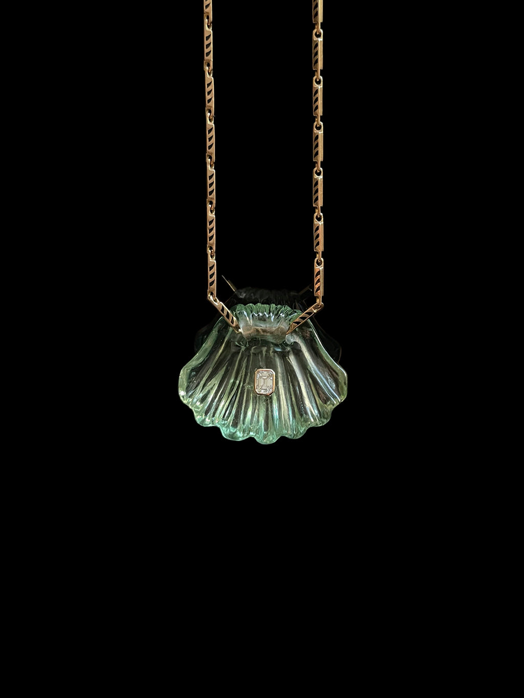 Grande Green Amethyst Capri Shell with Diamond